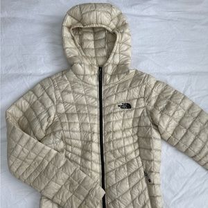 THE NORTH FACE Women’s Primally Thermoball Quilted Hooded Jacket XS White/Pearl